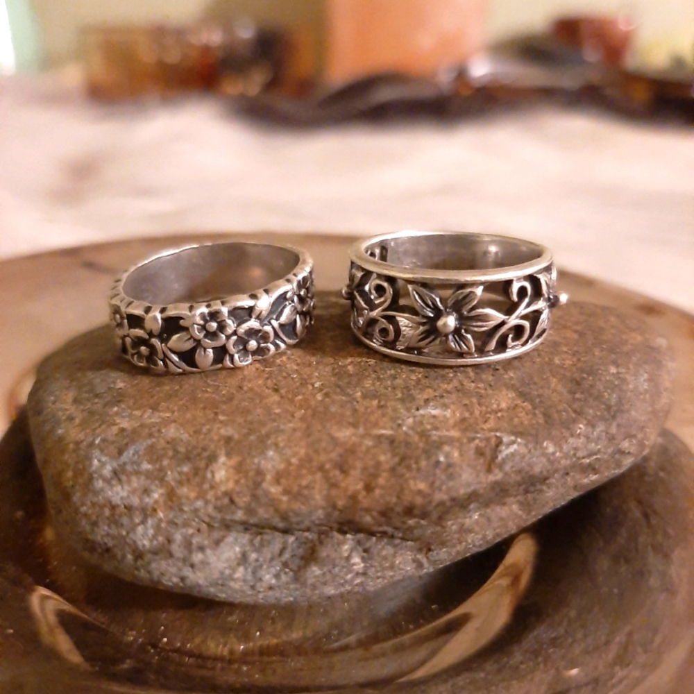 Pair of floral sterling silver bands: sz 5 - 5.25